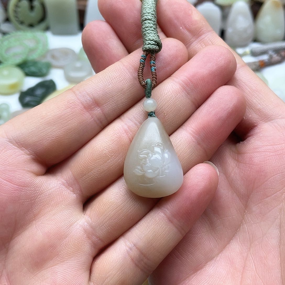 和田玉花吊坠未镶嵌玉*行