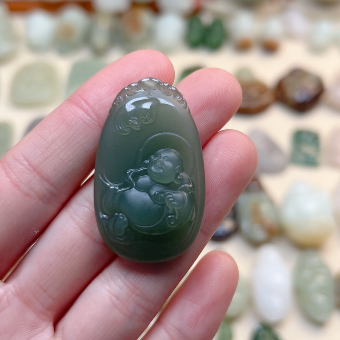 和田玉颈饰未镶嵌?