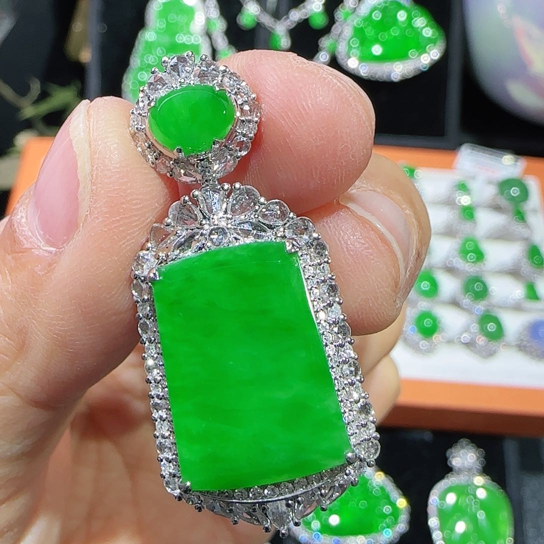 翡翠吊坠(不含链)18K金镶嵌