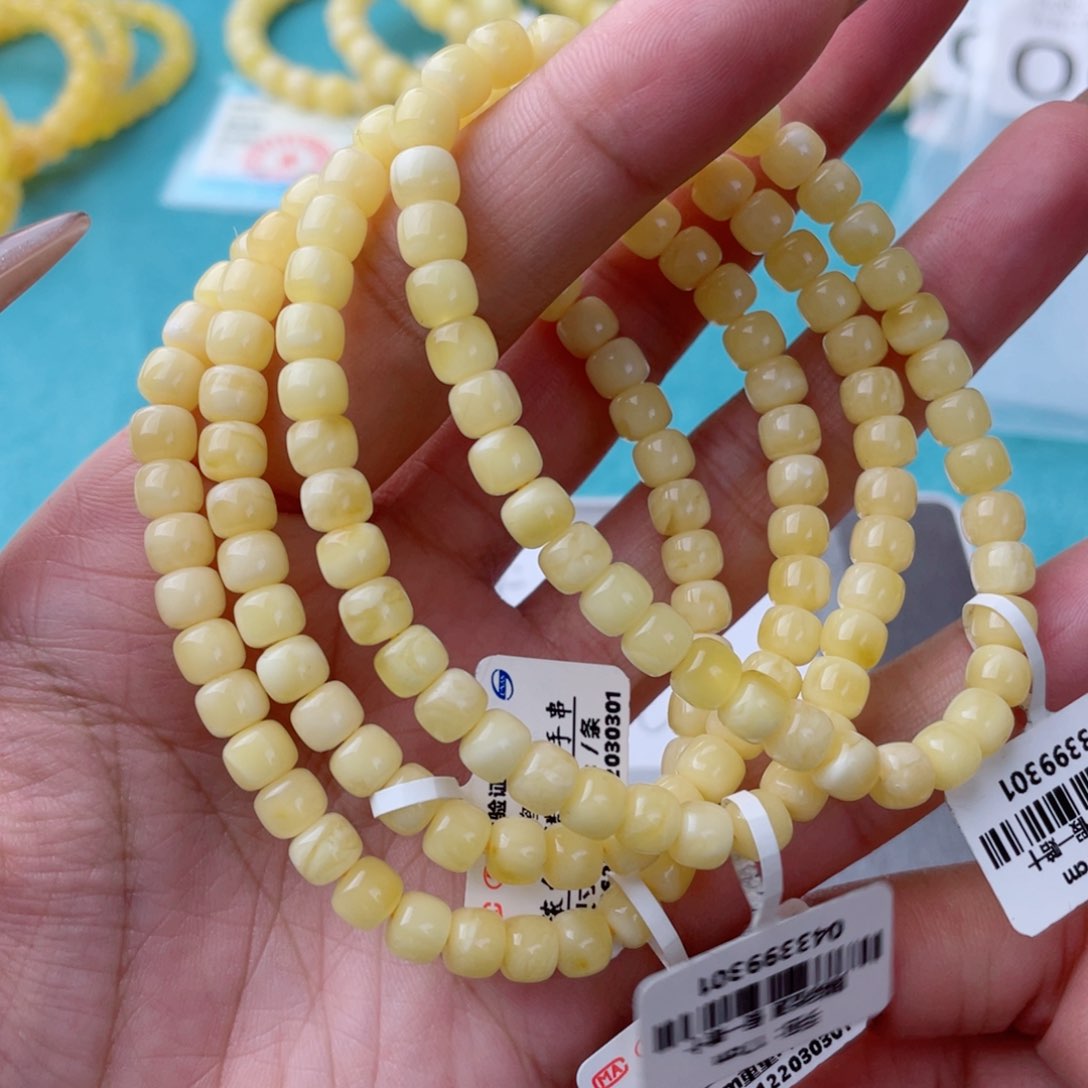 蜜蜡裸石未镶嵌多样性发其中一个