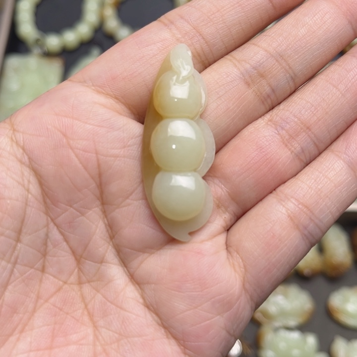 岫岩老玉（透闪石质玉）颈饰未镶嵌