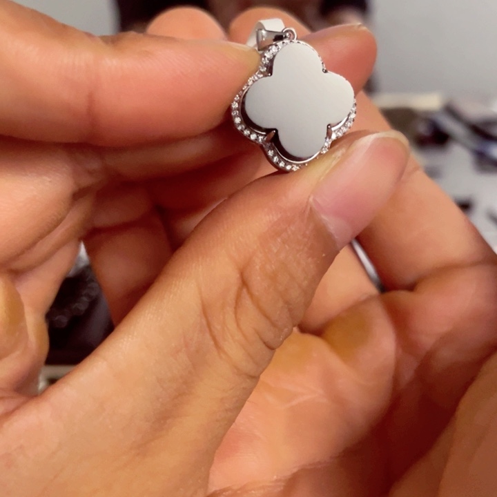 怪***豆翡翠未镶嵌颈饰四叶草