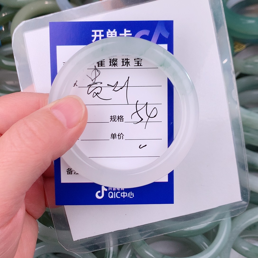 未镶嵌手镯石英质玉（金丝玉）贵***?