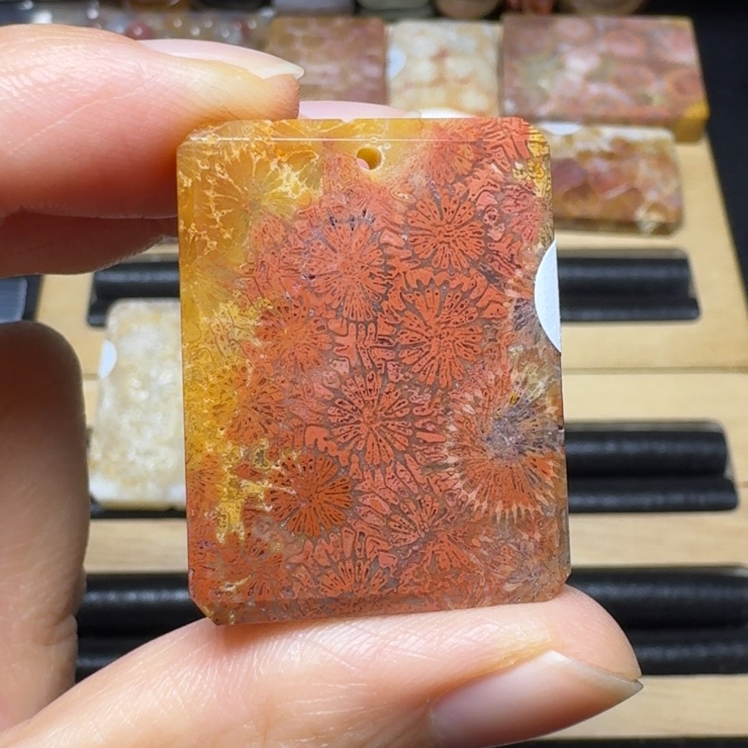 硅化玉带黄的牛血红未镶嵌