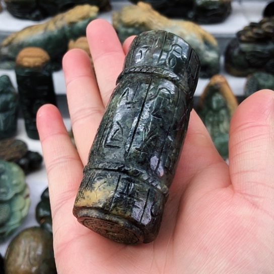 未镶嵌岫岩河磨玉（透闪石质玉）把件