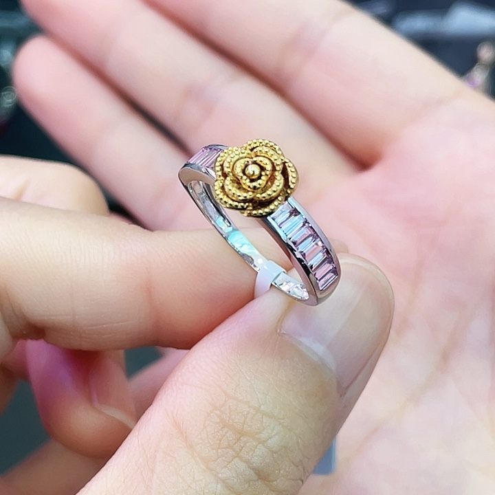 彩色蓝宝石戒指18K金镶嵌1.88克拉