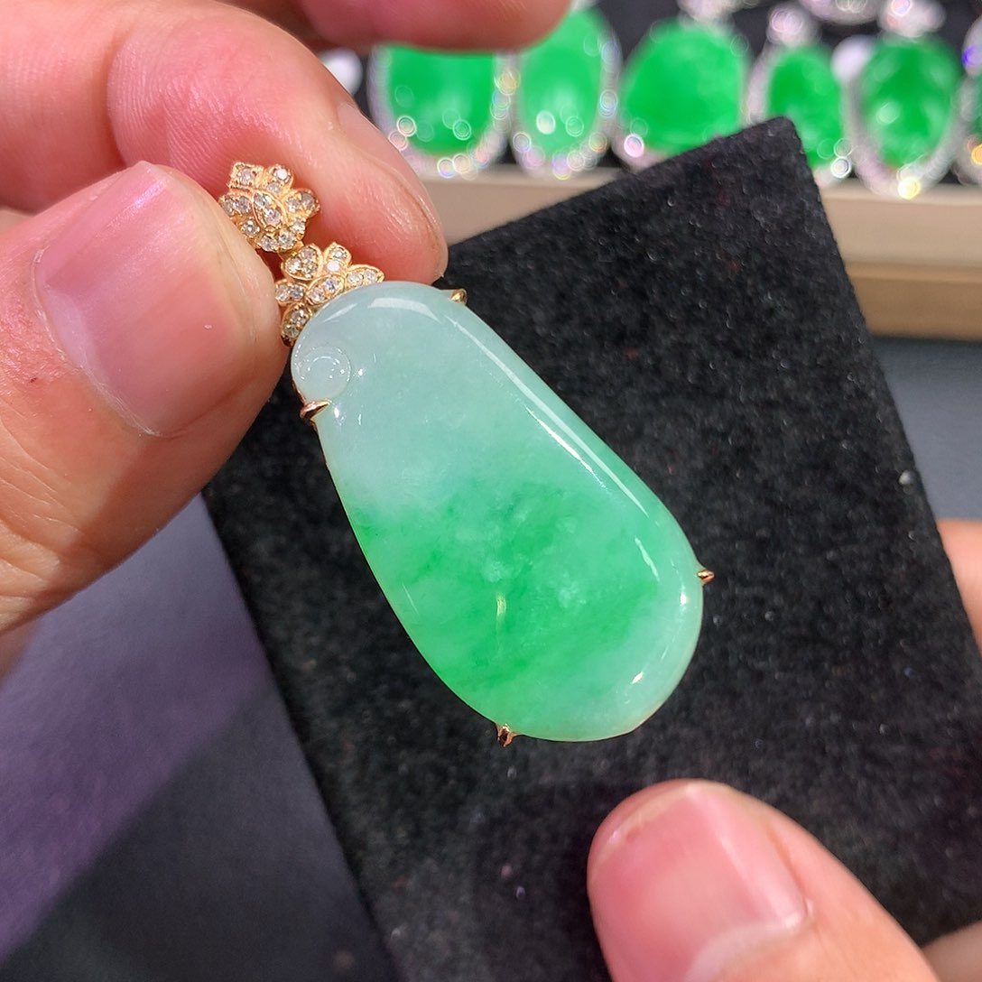 翡翠吊坠(赠链)18K金镶嵌