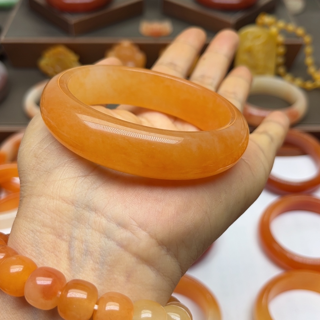 欢***地石英质玉未镶嵌手镯