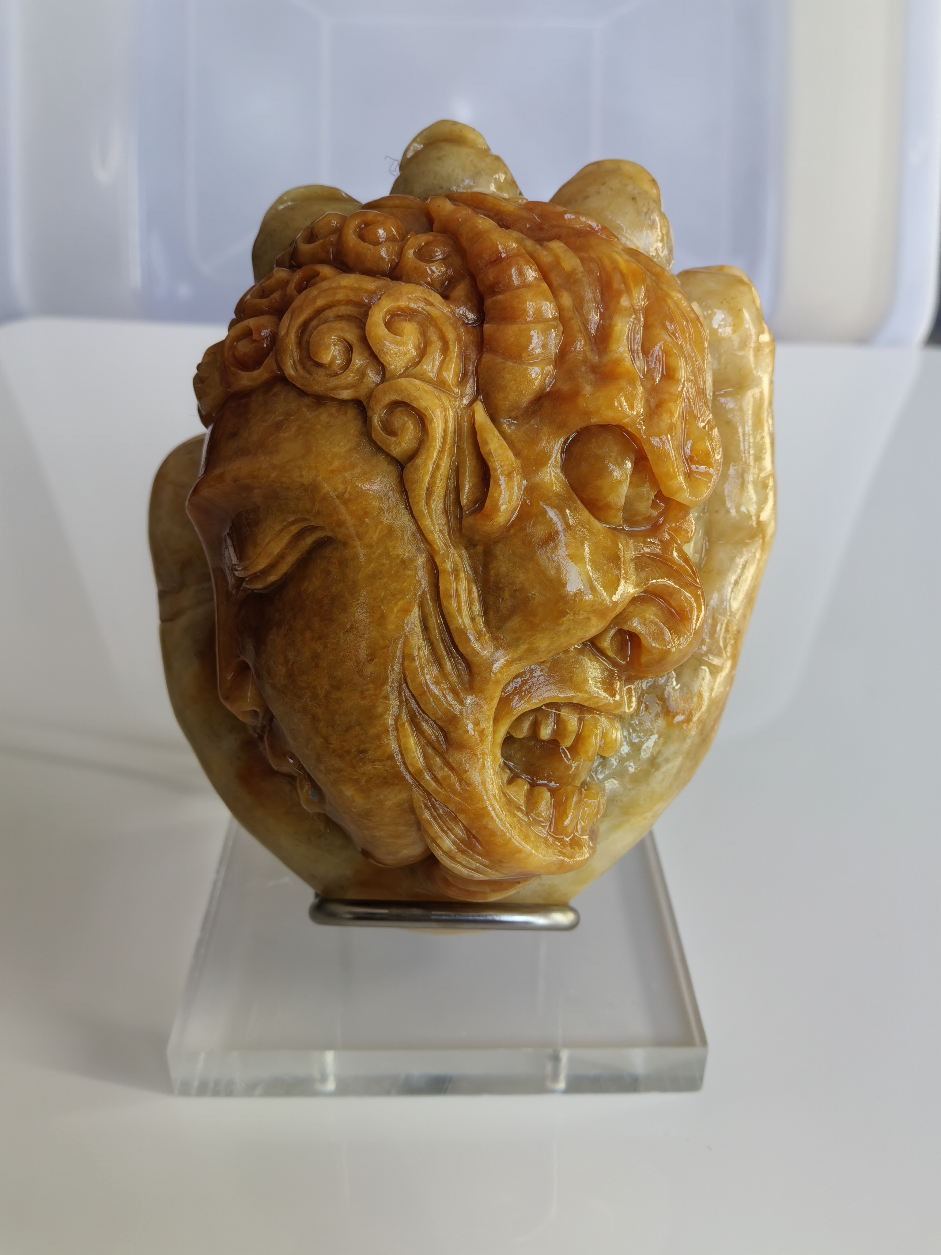 天然俏色岫玉，手工精雕，佛魔手把件