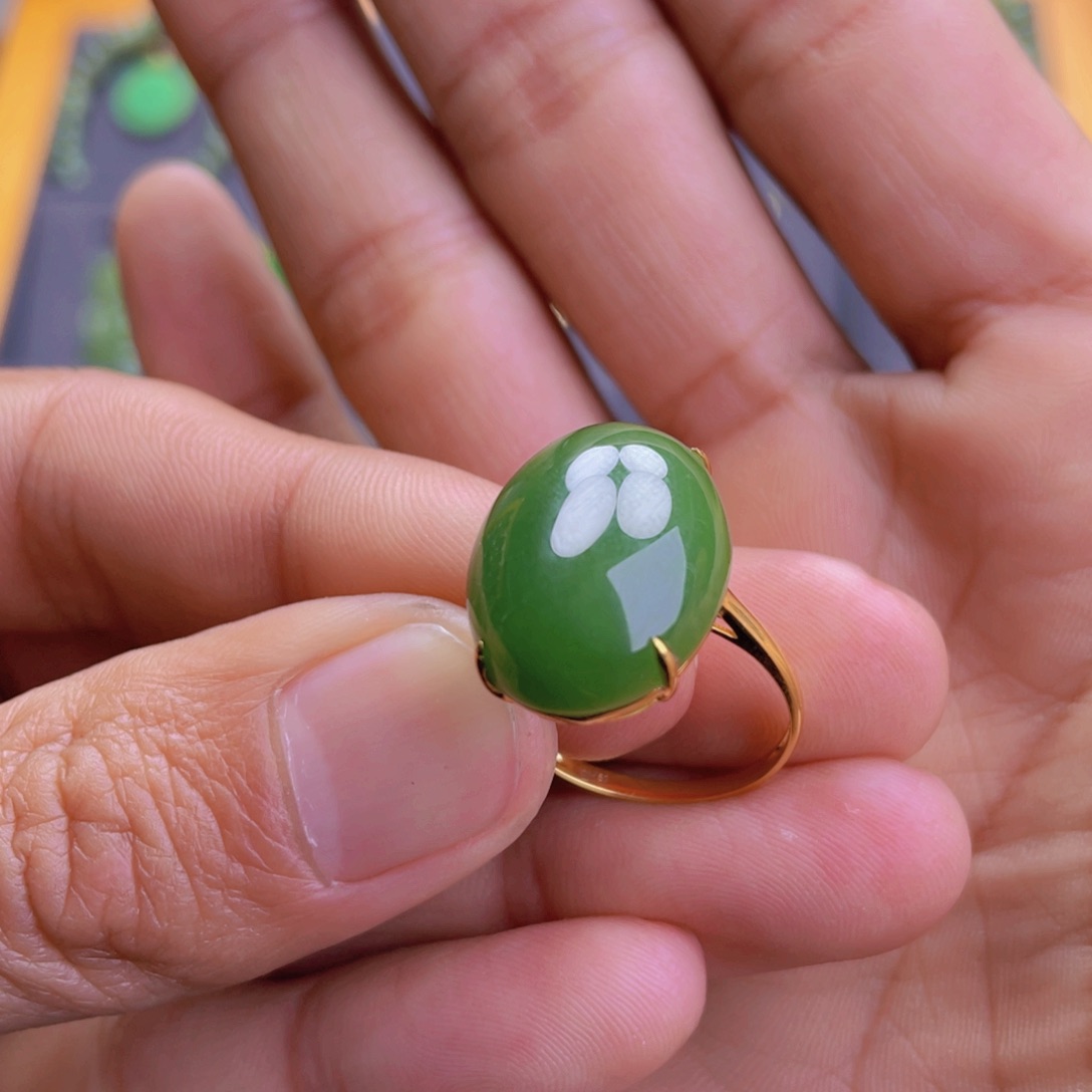 和田玉（碧玉）戒指18K金镶嵌大蛋面戒指