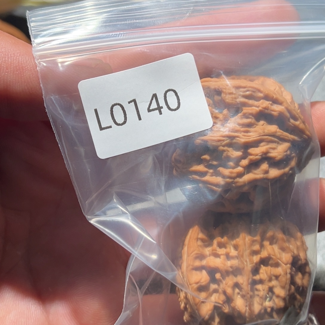 文玩核桃吊坠白狮子