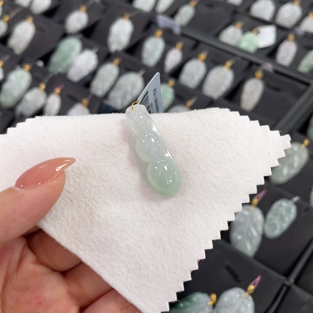 翡翠颈饰未镶嵌福豆