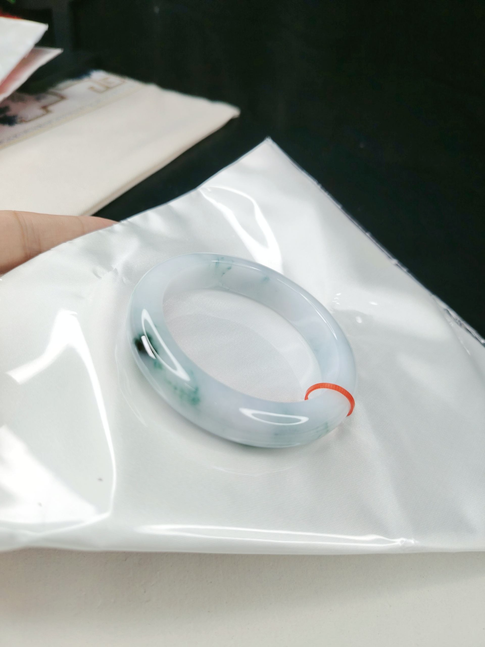 平安镯正圈手镯57圈口，糯化种飘蓝花色浓，天然缅甸翡翠手镯A货