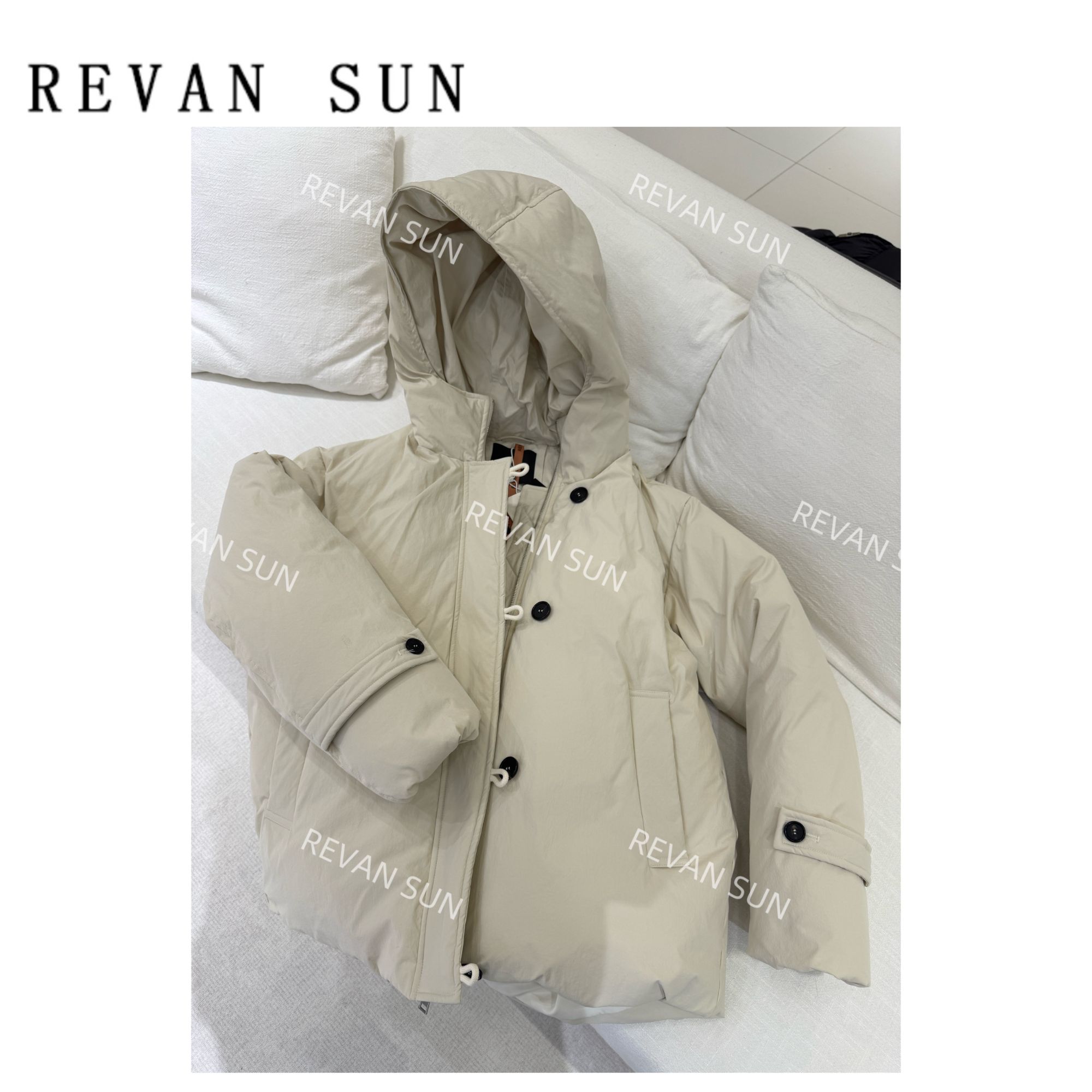 REVAN SUN-大骨架穿搭  斐雪 连帽纽扣羽绒服25187