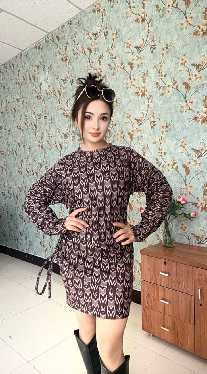 女士连衣裙中裙泡泡袖秋季休闲时尚少女风满印拉链