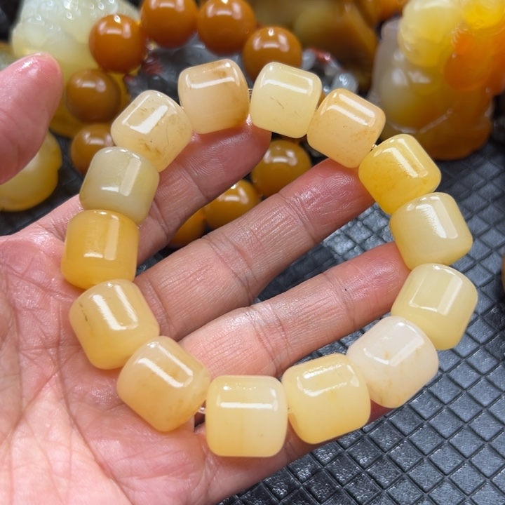 石英质玉（黄龙玉）颈饰未镶嵌