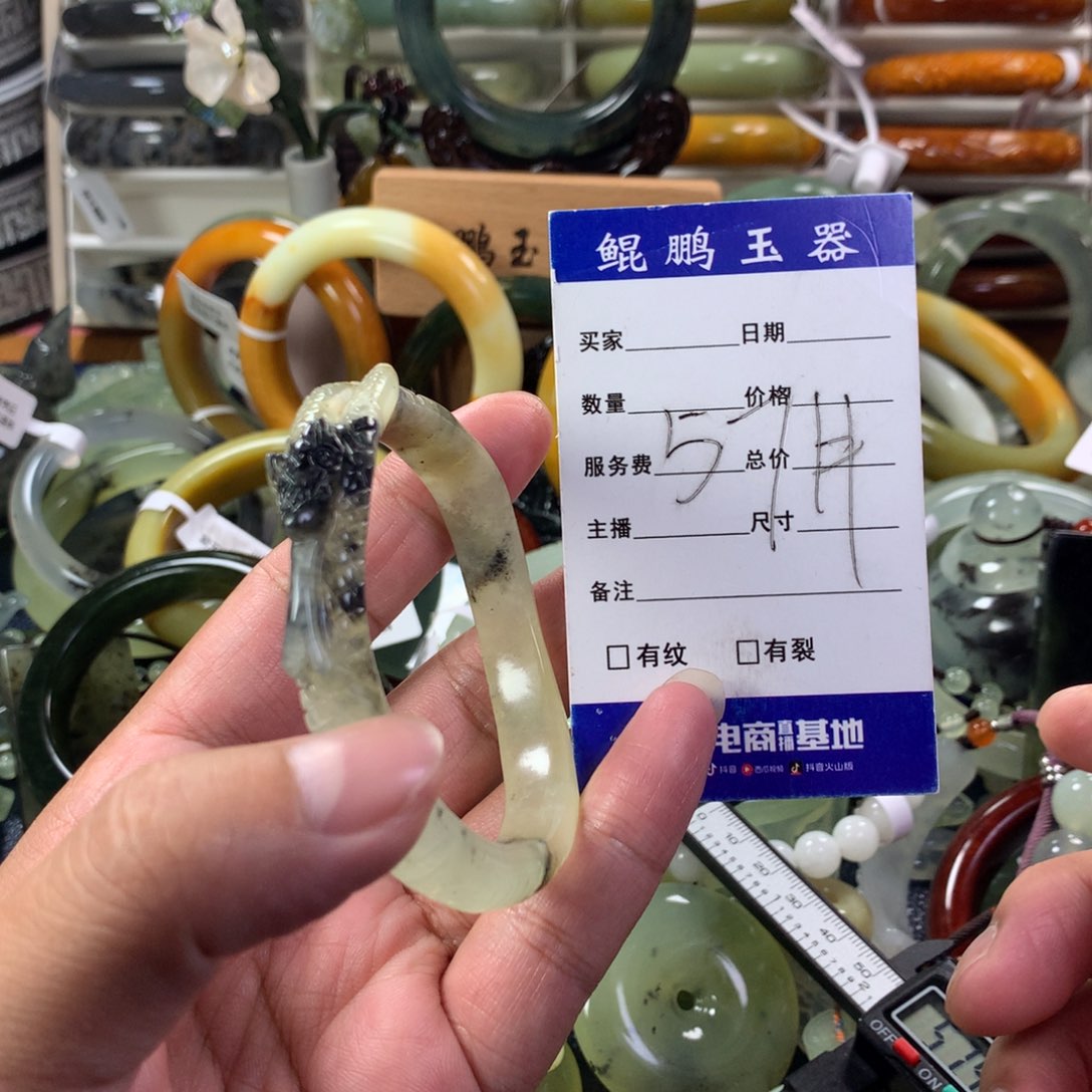 蛇纹石玉手镯未镶嵌