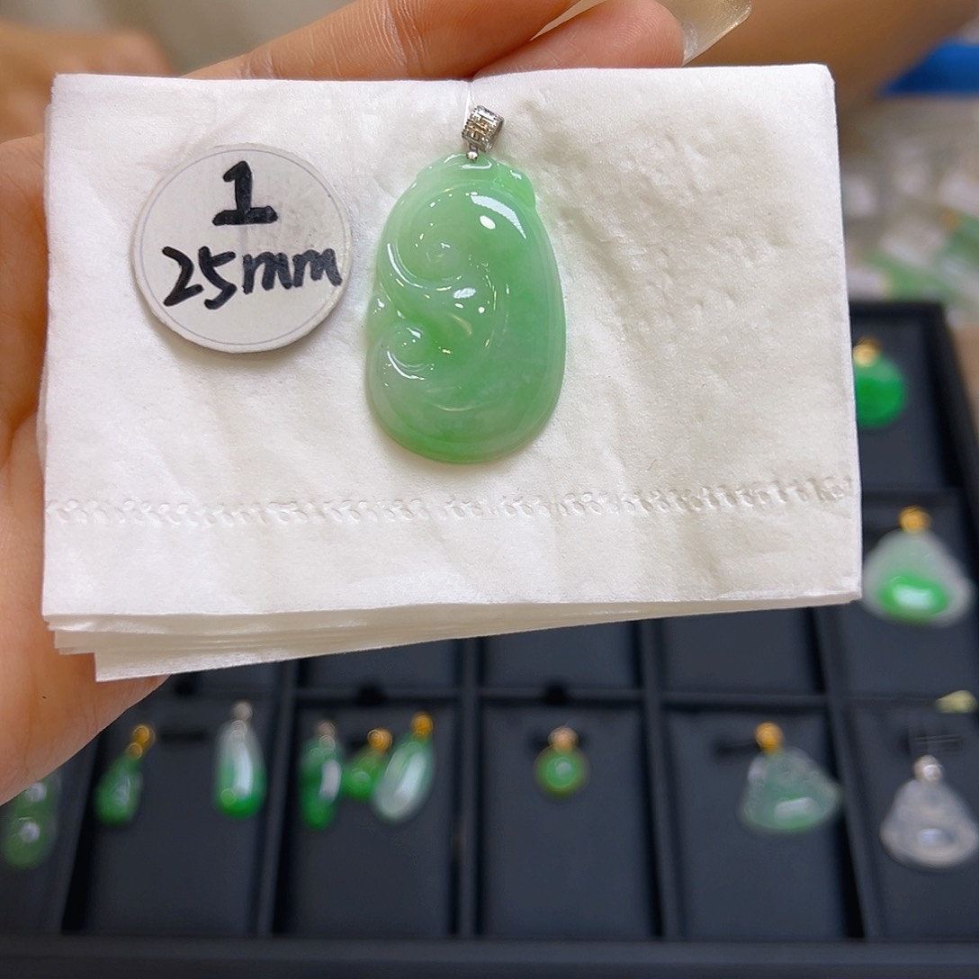 翡翠颈饰18K金镶嵌翡翠