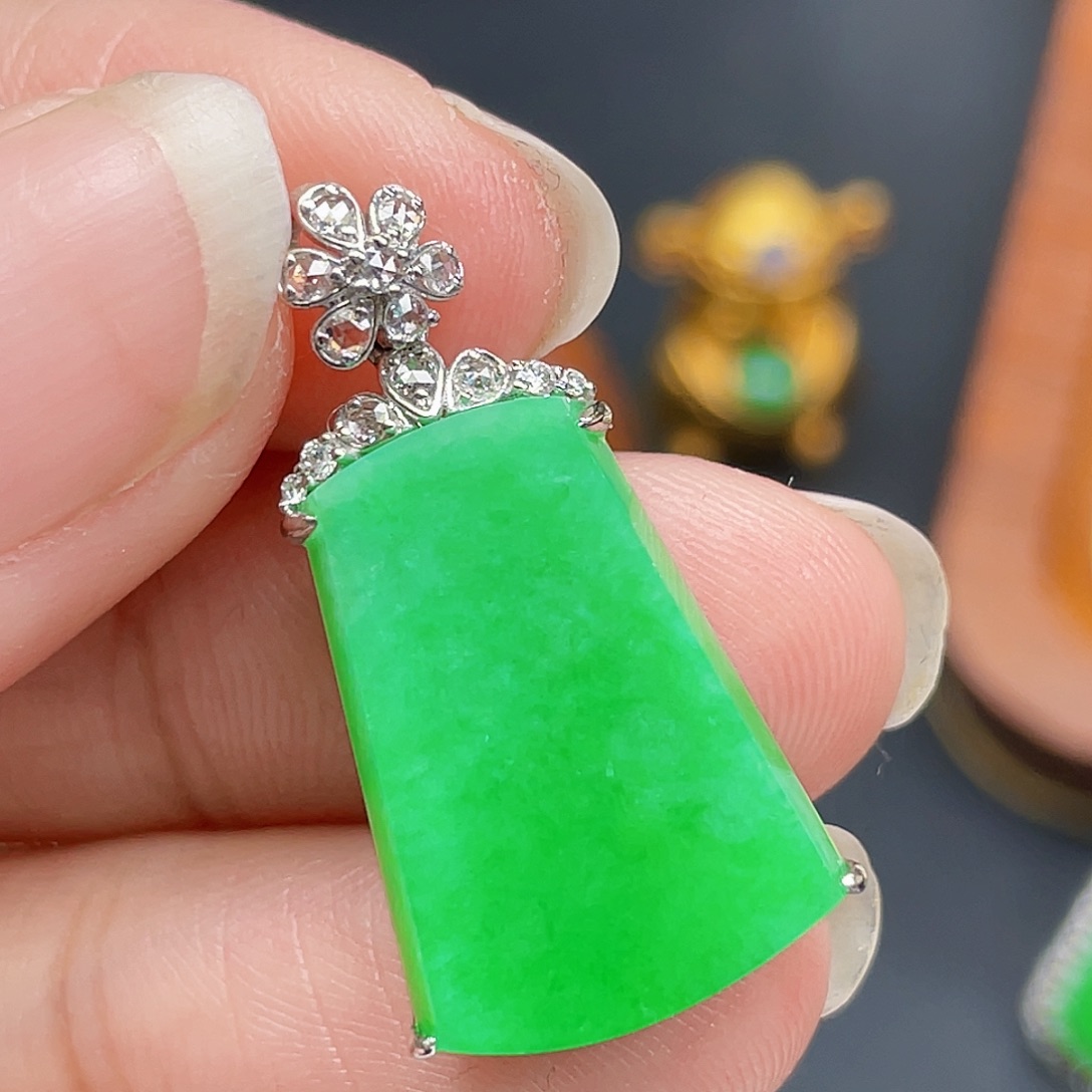 翡翠18K金镶嵌颈饰绿无事牌