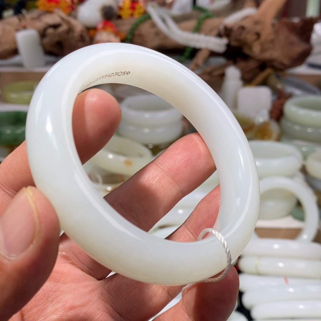 和田玉手镯未镶嵌