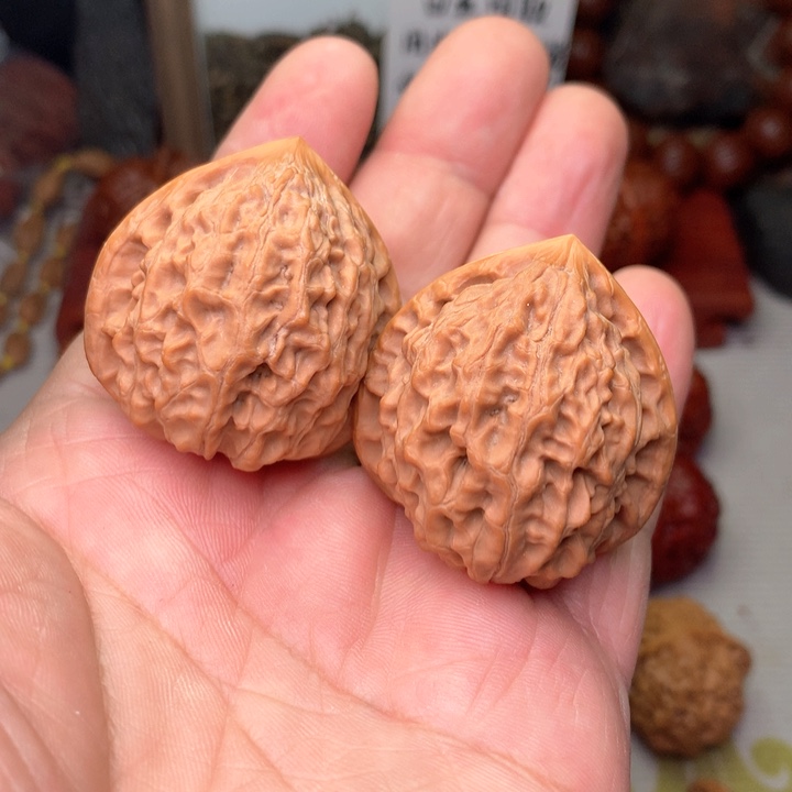 文玩核桃把件金牛