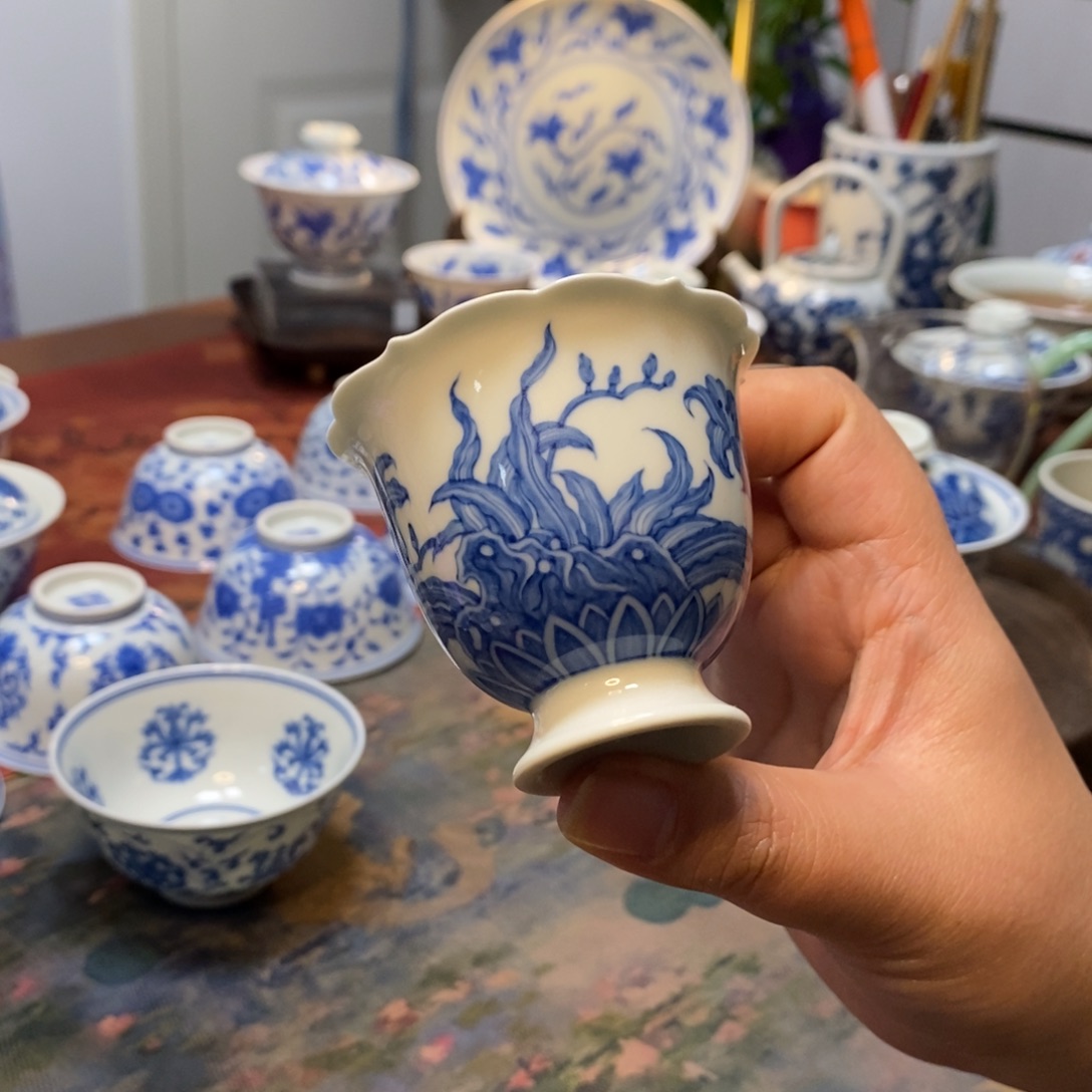 青炎亚飞的百合花口杯