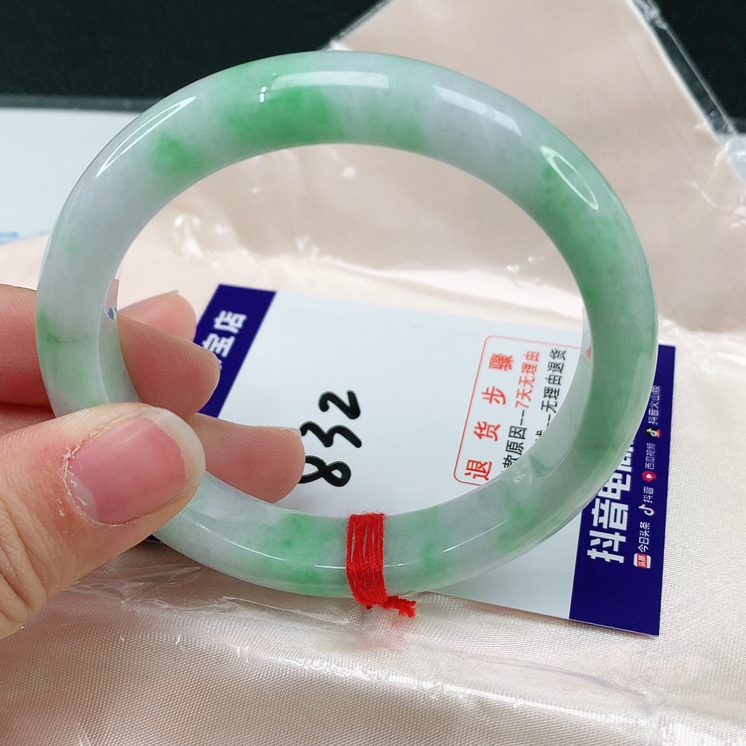 翡翠手镯未镶嵌翡翠