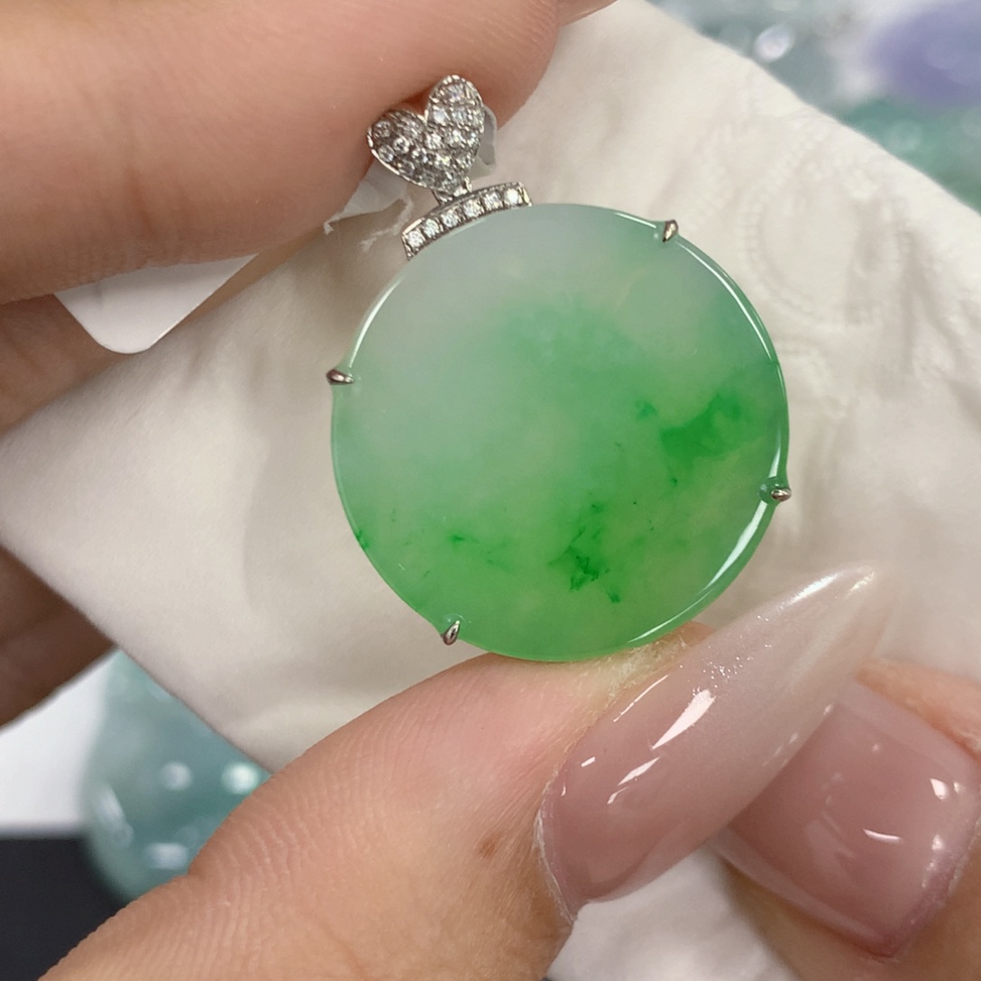 颈饰18K金镶嵌翡翠