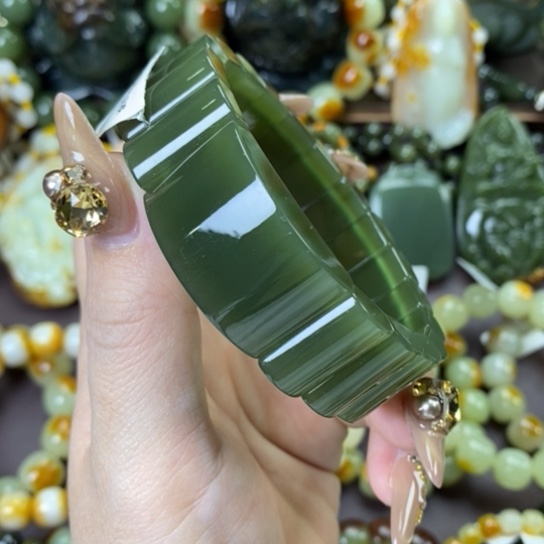 未镶嵌手串透闪石质玉虎*手牌