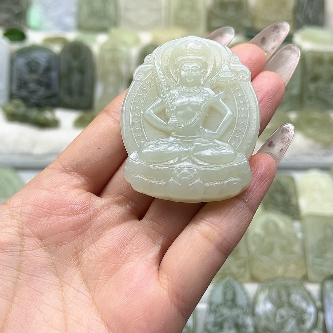 和田玉颈饰未镶嵌?**