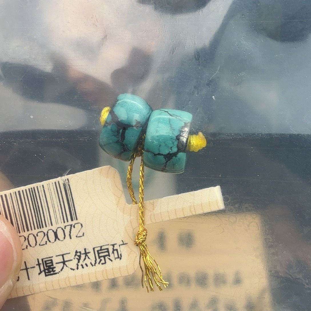 宇***边绿松石未镶嵌珠宝奇石