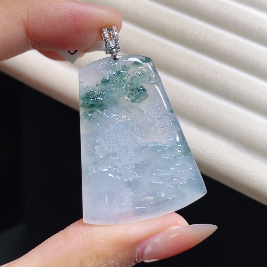 翡翠颈饰18K金镶嵌山水牌