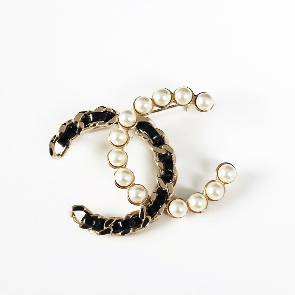 Chanel 皮穿珍珠双C胸针