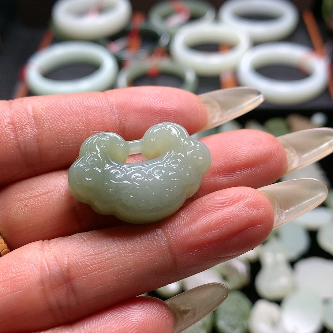 和田玉吊坠未镶嵌兰*花