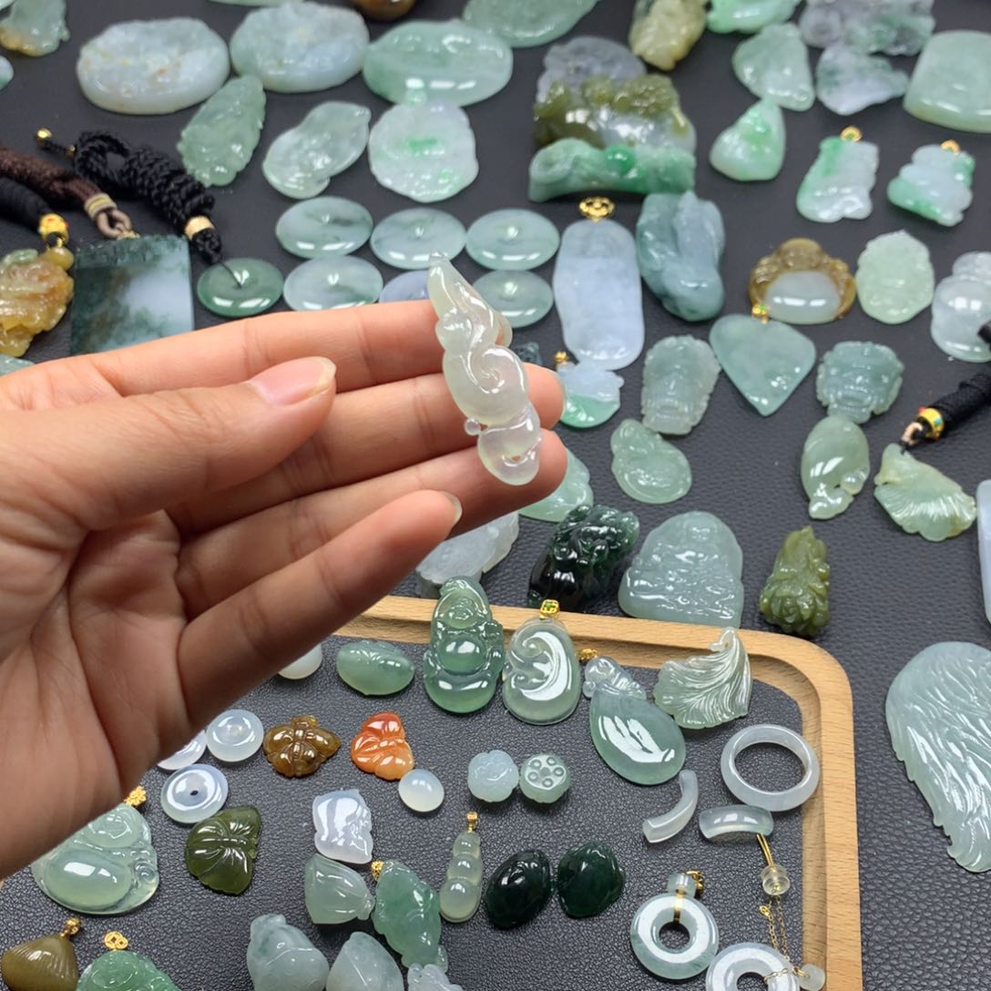 翡翠颈饰未镶嵌蛇