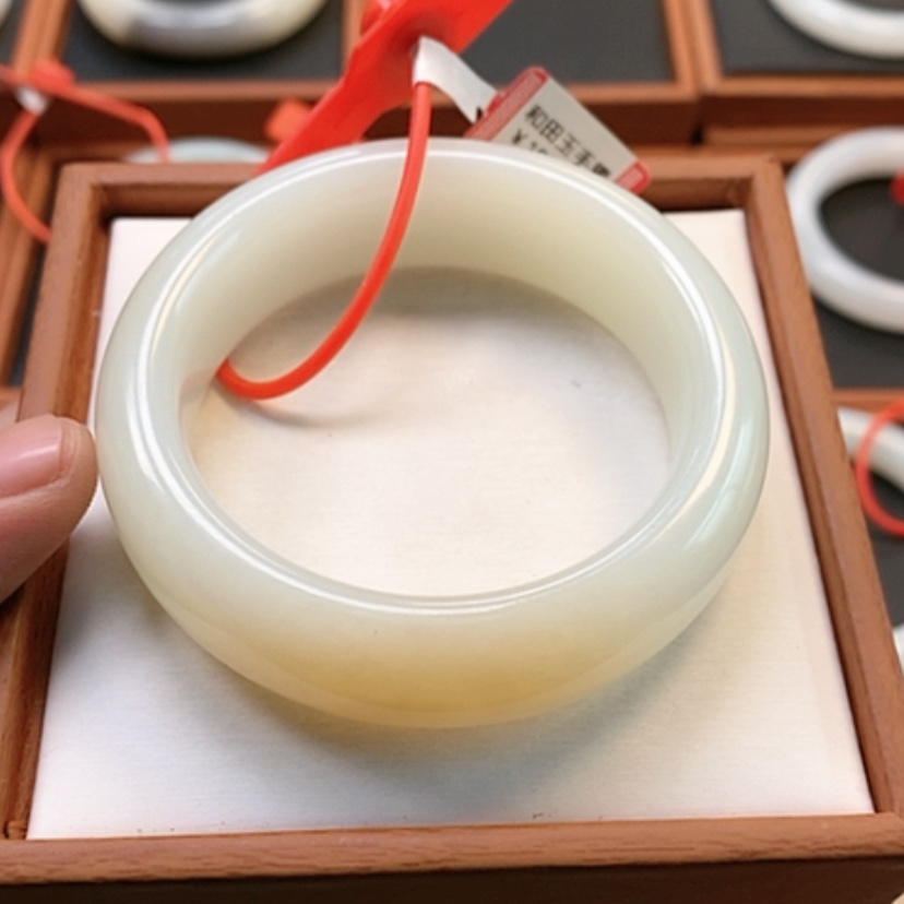 【闪购商品】未镶嵌手镯和田玉奔***蚁