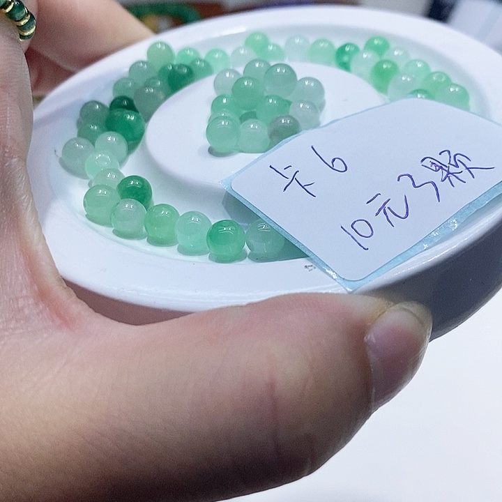 翡翠散珠冰果绿卡6