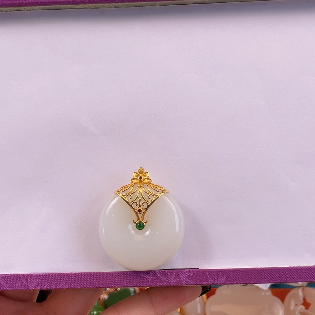 和田玉吊坠(不含链)18K金镶嵌