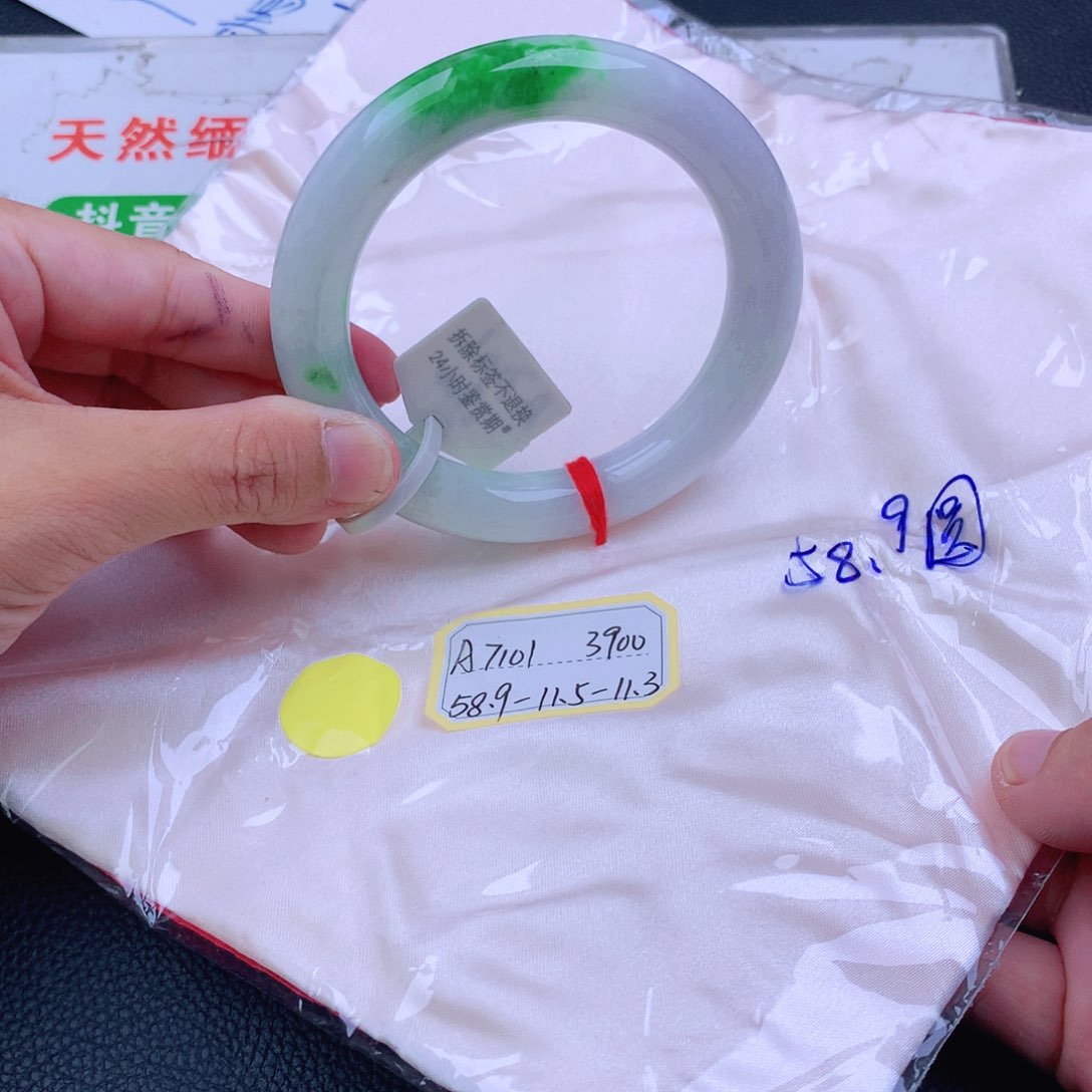 翡翠手镯未镶嵌翡翠