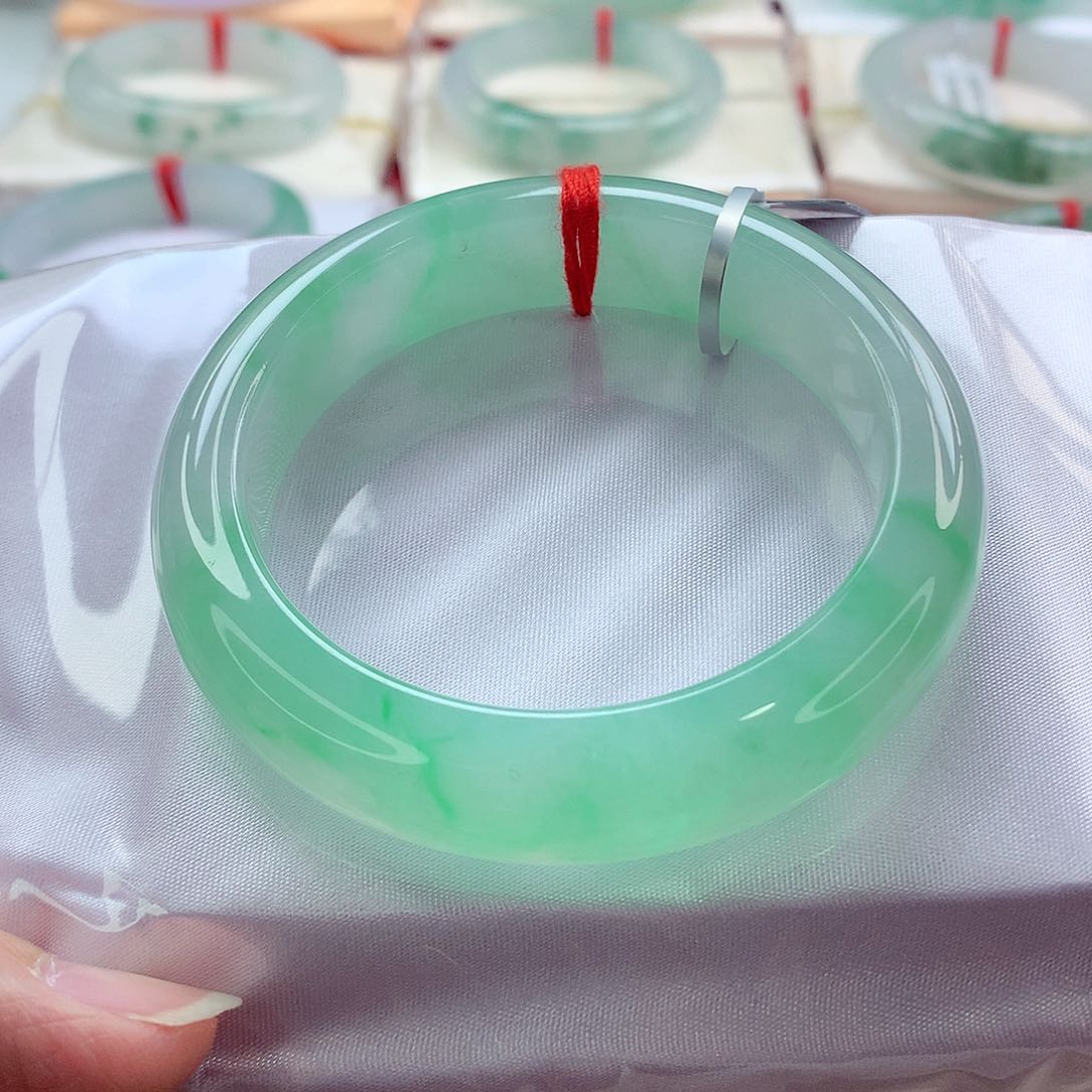 翡翠手镯未镶嵌52.8宽边飘绿冰润起胶细腻A