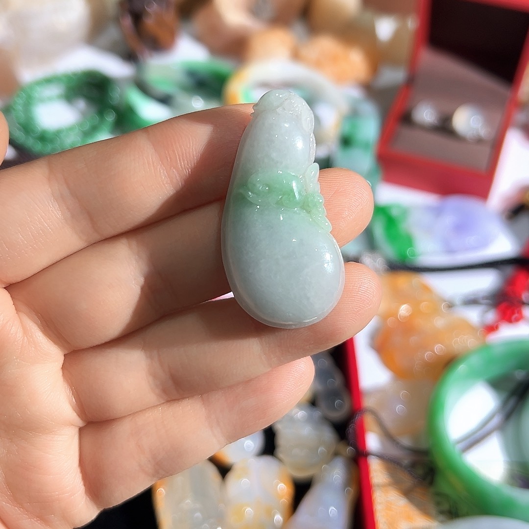 翡翠未镶嵌颈饰飘绿俏色瓜迭绵绵