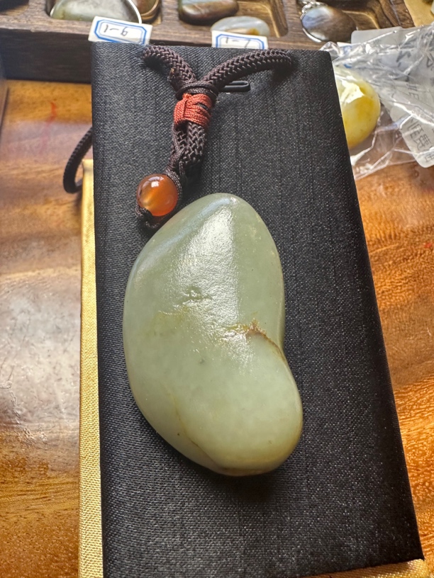 和田玉真皮真籽翠青小吊坠45克