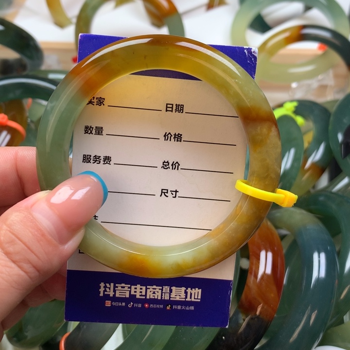 徐***l未镶嵌岫玉手镯手