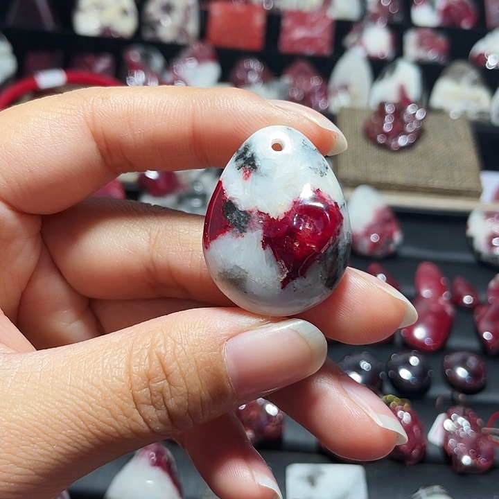 天然辰砂原石晶体吊坠