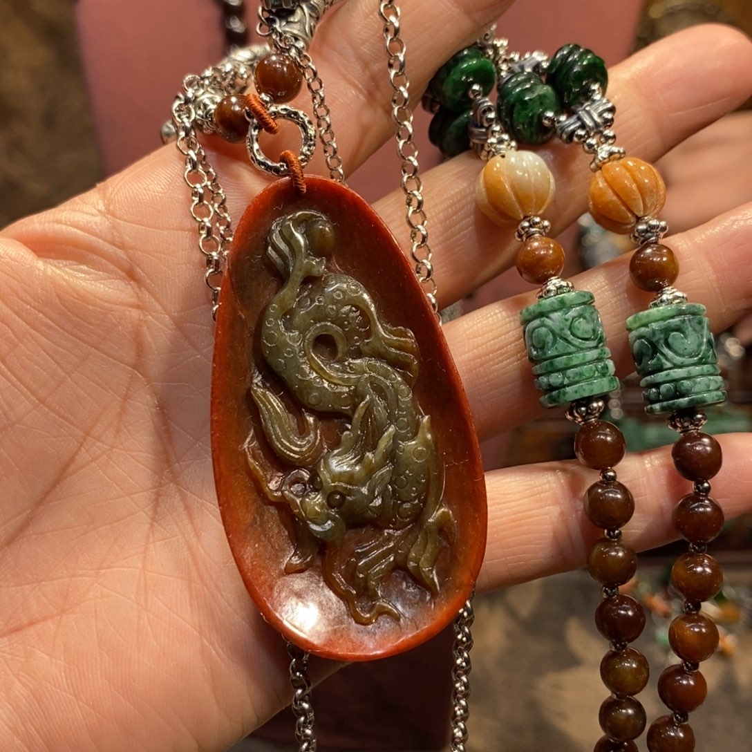 翡翠吊坠(赠链)未镶嵌