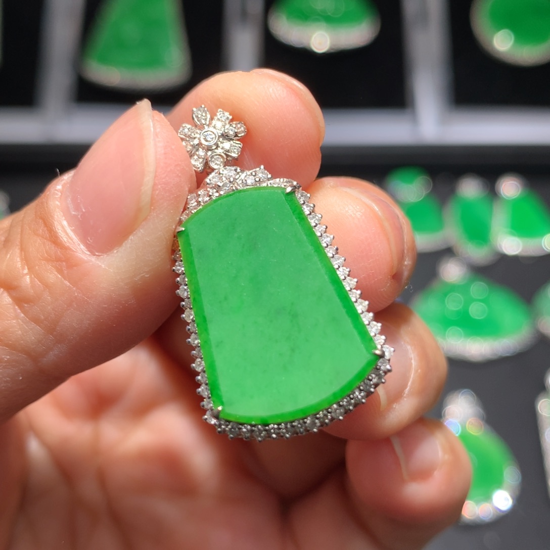 翡翠颈饰18K金镶嵌昭*翡翠