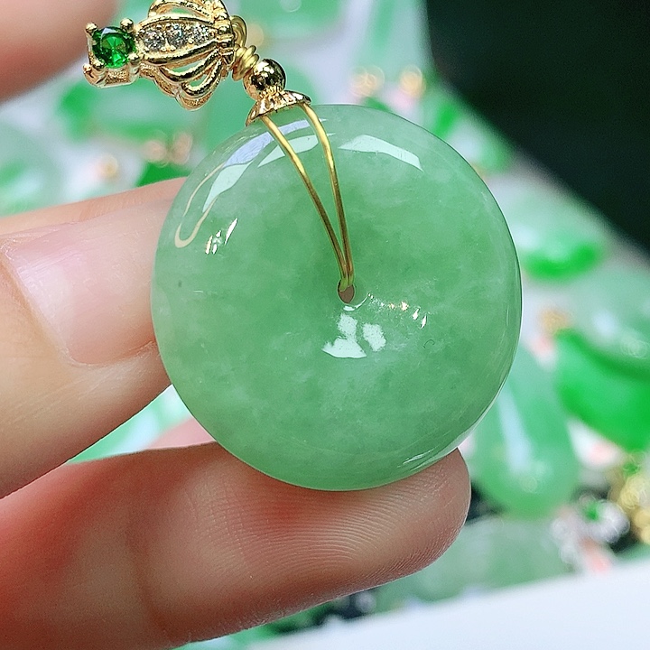 翡翠未镶嵌颈饰多样性发其一