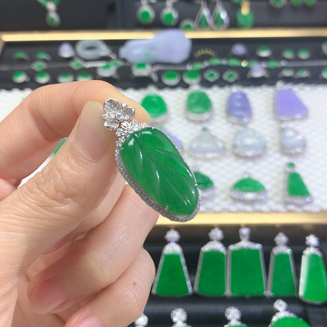 颈饰18K金镶嵌翡翠吊坠