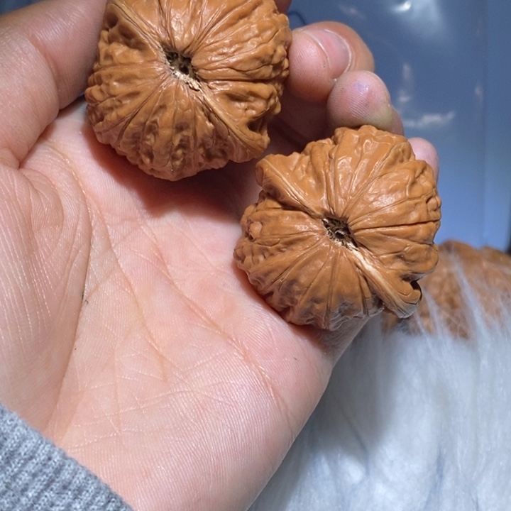 x***生吊坠桃核瑕疵铁锤