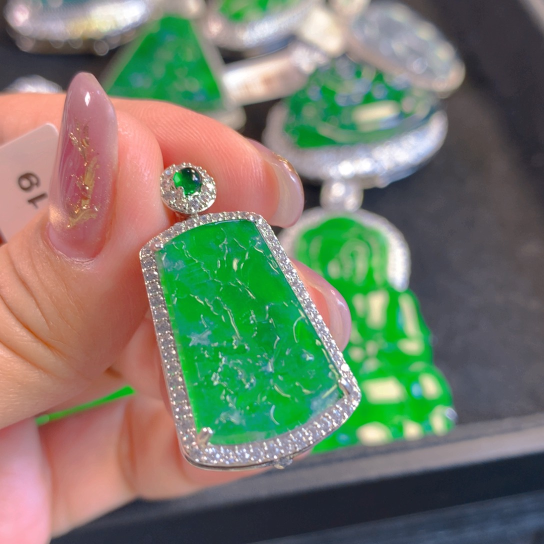 翡翠颈饰未镶嵌翡翠